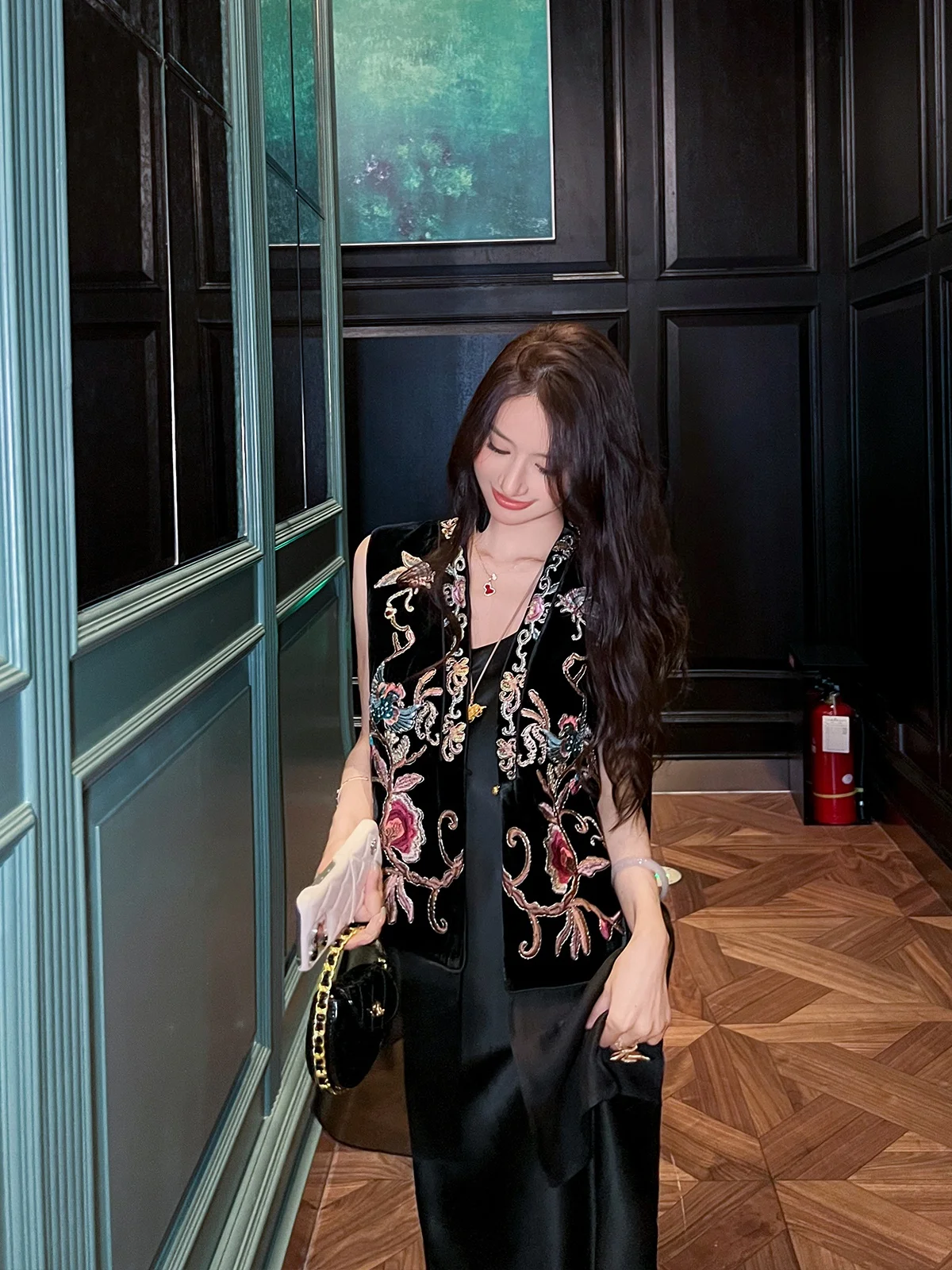 

Женский повседневный топ-жилет Ele Embroidered Me с вышивкой и вставками из шелкового бархата, новинка осеннего сезона