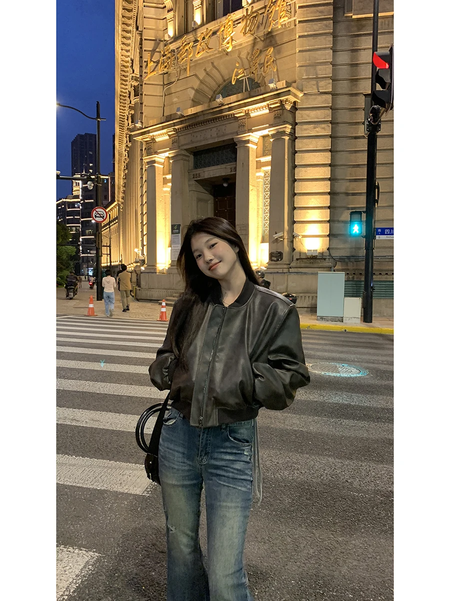 جاكيت جلدي قصير أحمر للنساء بتصميم عصري لخريف 2025، معطف بلون القهوة بطراز الدراجات النارية