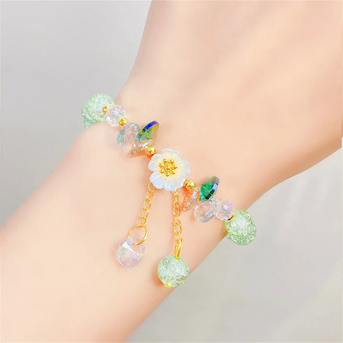 Elegant Fashion Flower Crystal Beaded Bracelets For Women Charm Shell Daisy Floral Beads Tassel Elastic Bracelet Jewelry Gifts
