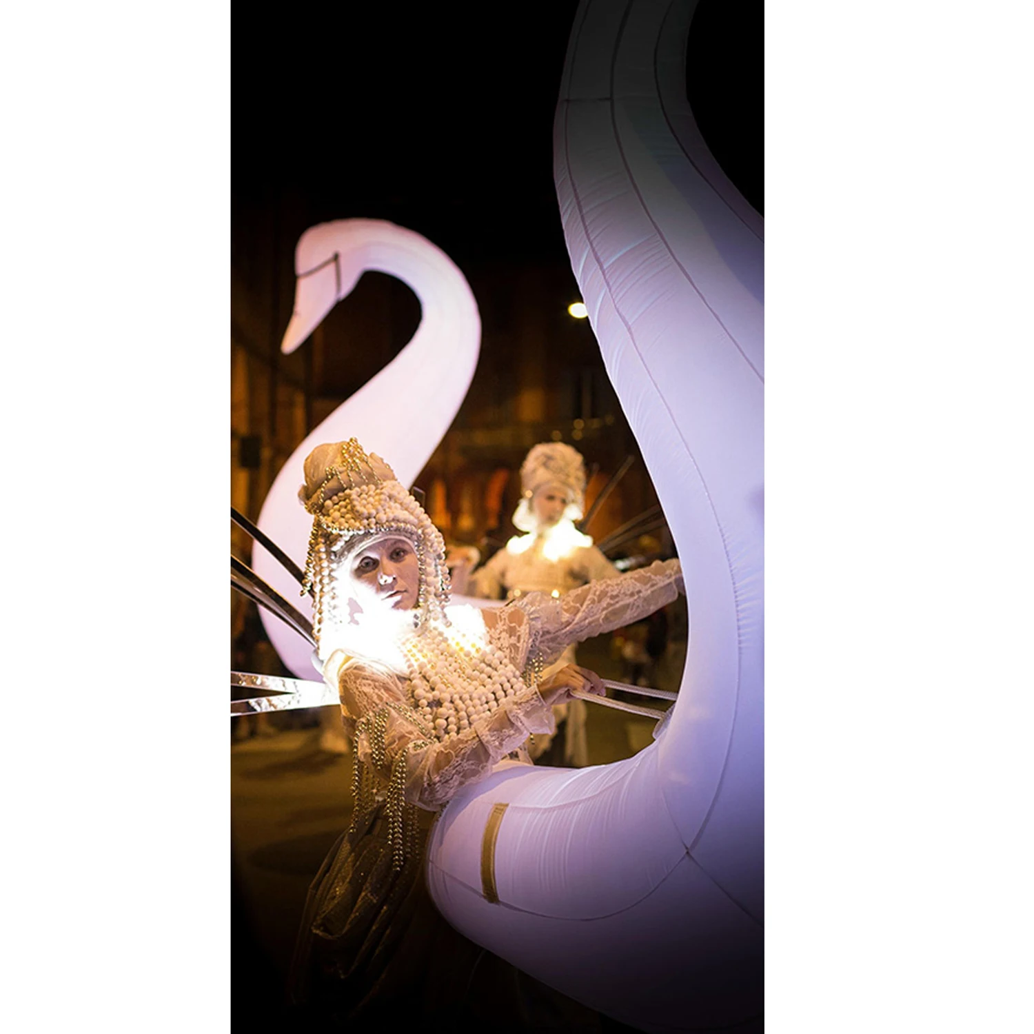 Fashion Walking White Inflatable Swan Costume With Colorful Led Lights Dance Performance Costume For Street Parade Event Party