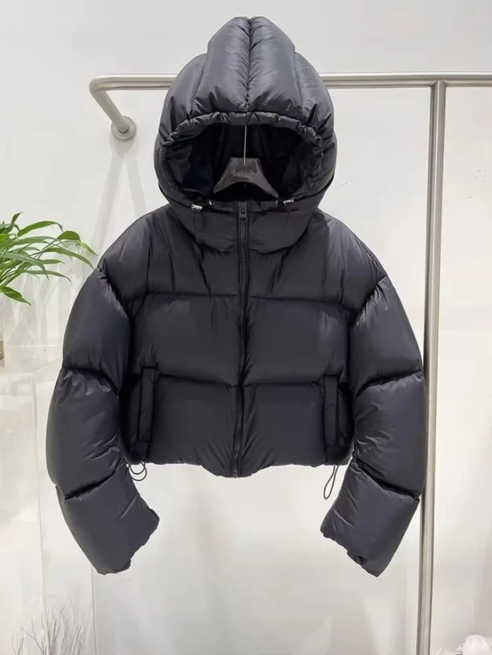 Super Thick Short Bread Puffer Coat Hooded Fashion Fluffy Female Feather Parkas Outwear 90% White Duck Down Jacket Women