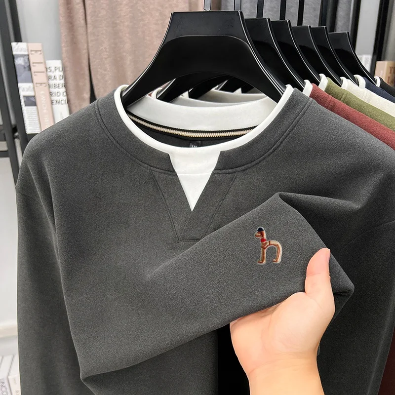 Hochwertiges Herren-Langarm-T-Shirt mit Rundhalsausschnitt, Zweiteiler-Optik, Farbblockierung, Besticktes T-Shirt, Modischer Trend in Herrenbekleidung – Detail 19