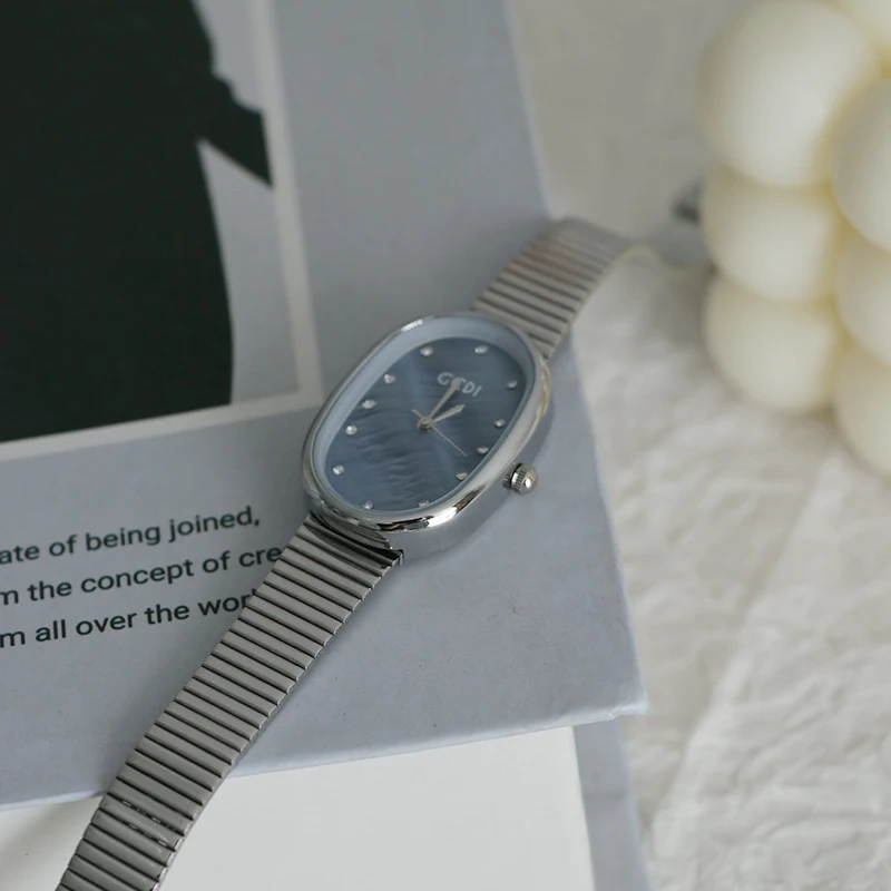 여성용 라이트 럭셔리 학생 시계 우아한 실버 타원형 손목시계 여성에게 창의적인 선물, 작고 섬세한 여성용 시계.