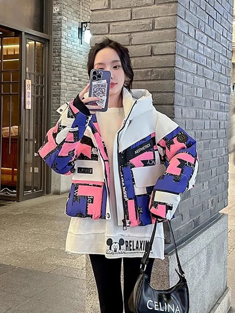 

Новинка 2025 года, женский пуховик с цветными блоками, короткое утолщенное теплое белое пальто на утином пуху с капюшоном, модный топ