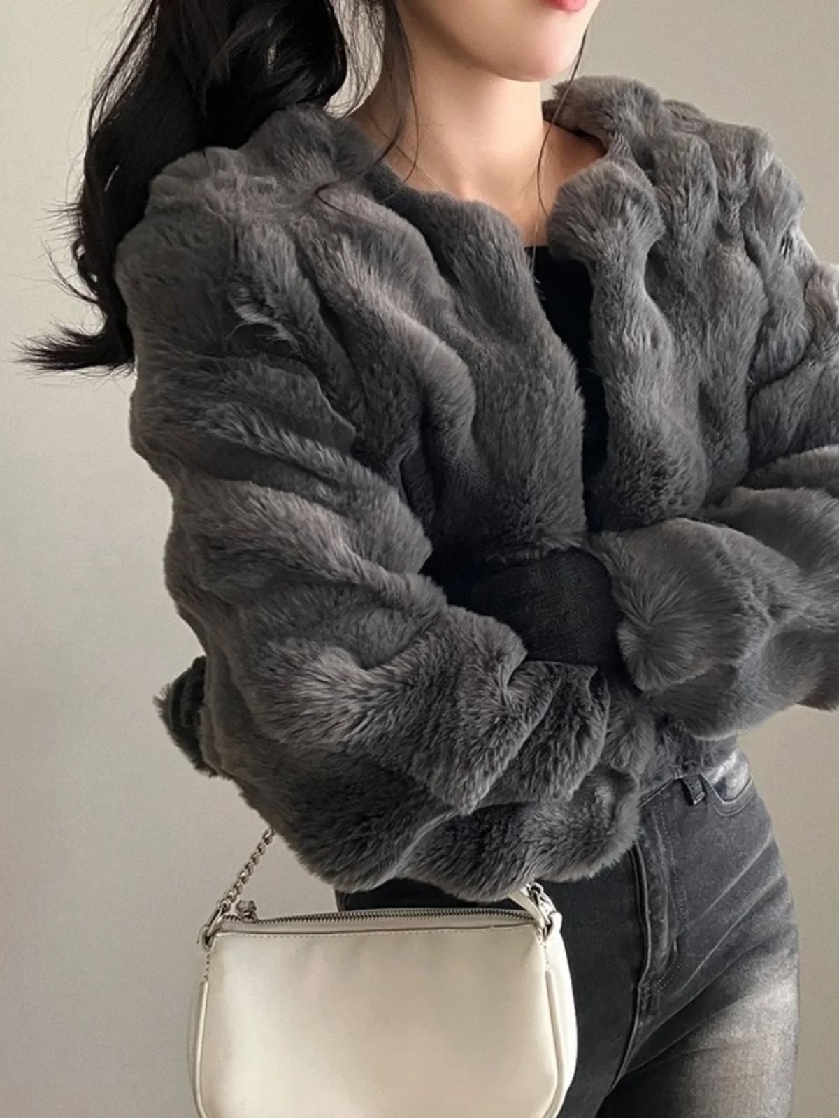 معطف فرو قصير شتوي للنساء بأسلوب كوري دافئ من الفرو الصناعي الفاخر ذو إحساس راقٍ وأناقة نسائية