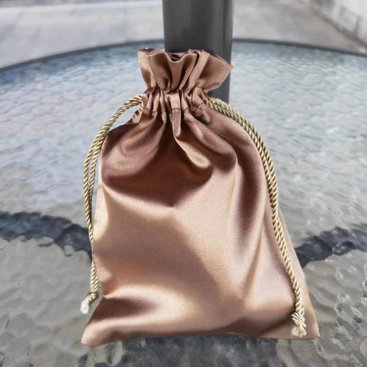 Bolsa de lujo con cordón de satén de seda blanca, extensiones de pelo virgen, para maquillaje, zapatos, ropa, bolsas de embalaje personalizadas, 20P, venta al por mayor