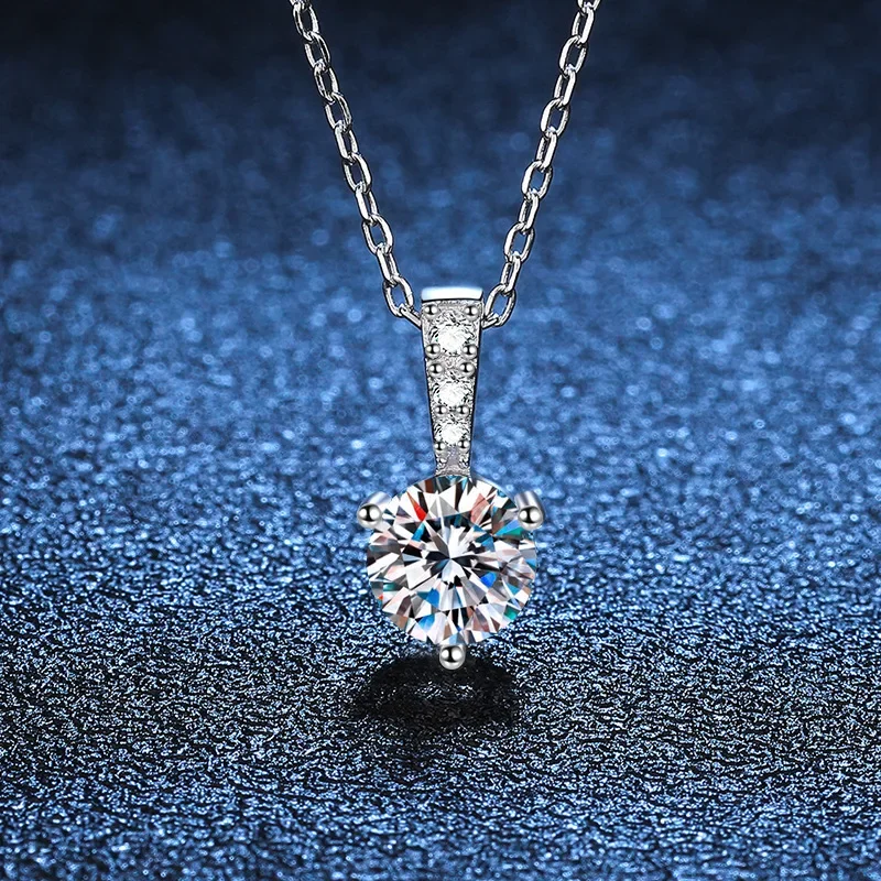 18K gold inlaid diamond heart-shaped necklace,PT950 platinum three claw inlaid collarbone chain, single carat moissanite pendant