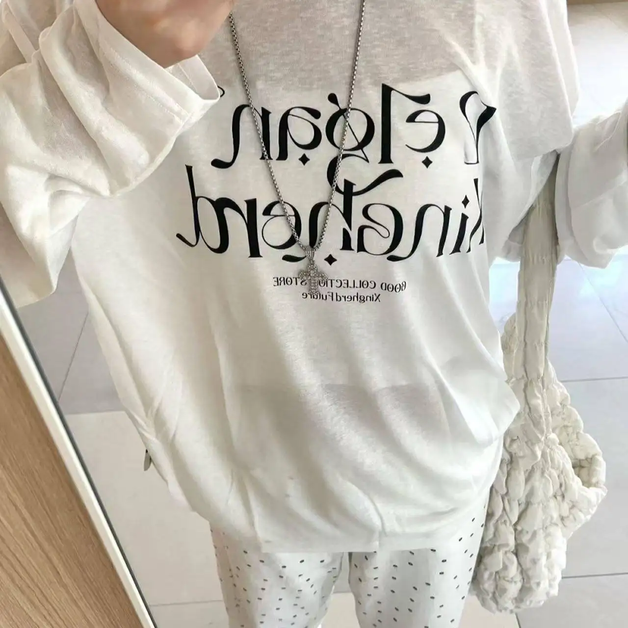 Damen T-Shirt Weiß Leicht Durchsichtig Off-Shoulder Bedrucktes Sonnenschutz-T-Shirt Langarm-Shirt Sommer Koreanischer Stil Locker Sitzendes Lässiges Oberteil – Detail 5