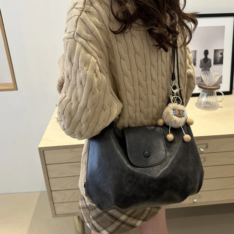 Vintage Hobo-Tragetasche aus weichem Leder mit niedlichem Plüsch-Anhänger, wandelbarer Rucksack, lässige Schultertasche mit großem Fassungsvermögen für Damen – Detail 22