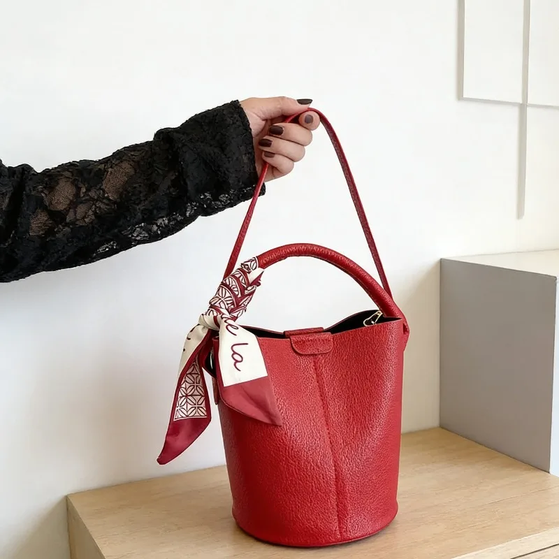 

PU Solid Color Large Capacity Bucket 2026 New Exquisite Versatile Bags Luxurious Temperament Versatile Shoulder Bags Bolsa