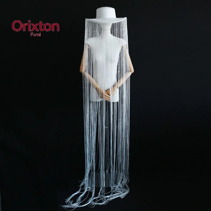 modele-de-robe-de-mariee-style-defile-de-mode-coiffe-chapeau-a-franges-longues-chapeau-de-mariee-blanc-a-large-bord-chapeau-haut-de-forme-blanc-a-dessus-plat