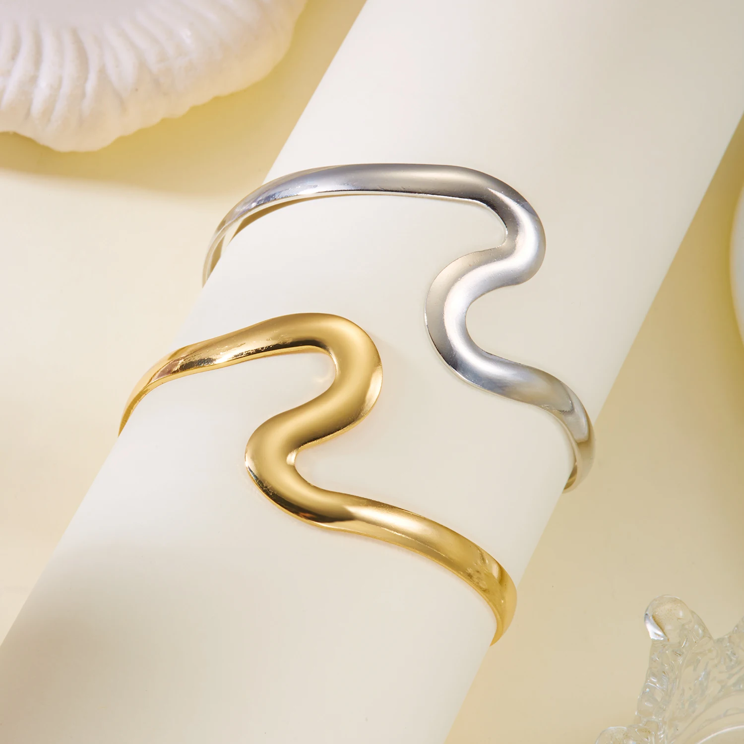 Minimalistisches Gold-Silbrig-Farben-Wellen-Armstulpen-Armband für Frauen, abstrakte Kurve, obere Armbinde, verstellbarer Armreif, Strandschmuck, Party – Detail 5