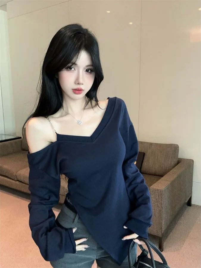 

Облегающий свитер в американском стиле с V-образным вырезом, цепочкой, длинными рукавами, асимметричным дизайном, для весны и осени, с открытыми плечами, модный базовый элемент...