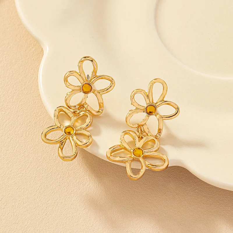 Gold Color Hollow Flower Hanging Earrings New Fashion Rhinestone Middle Floral Bohemian Women'S Dangle Earrings Jewelry Gift