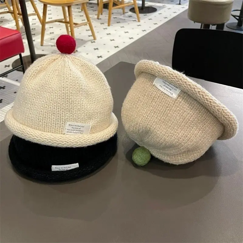 Winterwarme Baby-Strickmütze mit niedlichem Pompon, Säuglings-Beanie-Mütze, koreanische Mode, einfarbige Wollmützen für Jungen und Mädchen. – Detail 1