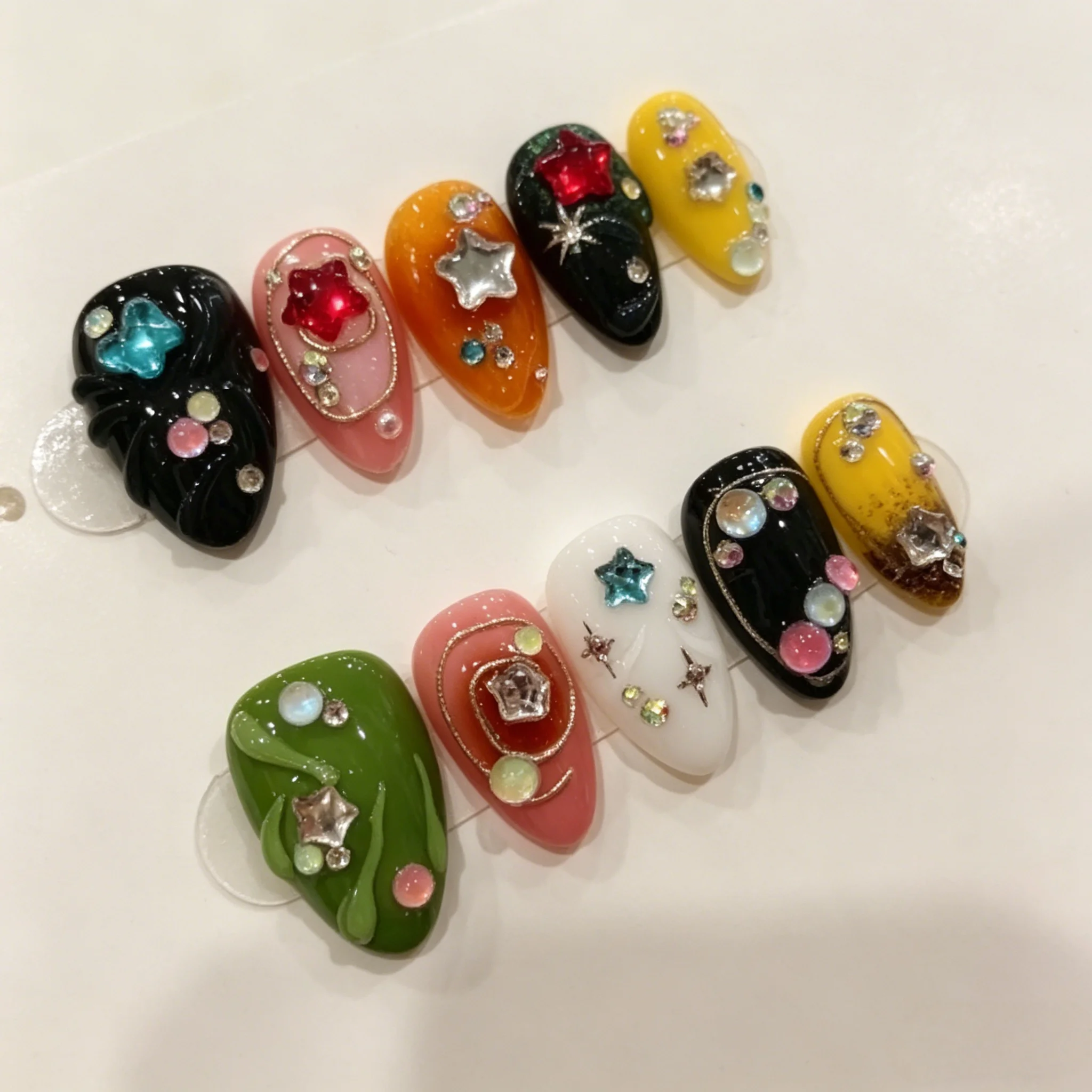10 Stück handgemachte Y2K Press-On-Nägel, kurze, mandelförmige künstliche Nägel mit 3D-Sternen-Charms & bunte künstliche Nägel für Frauen & Mädchen – Detail 3