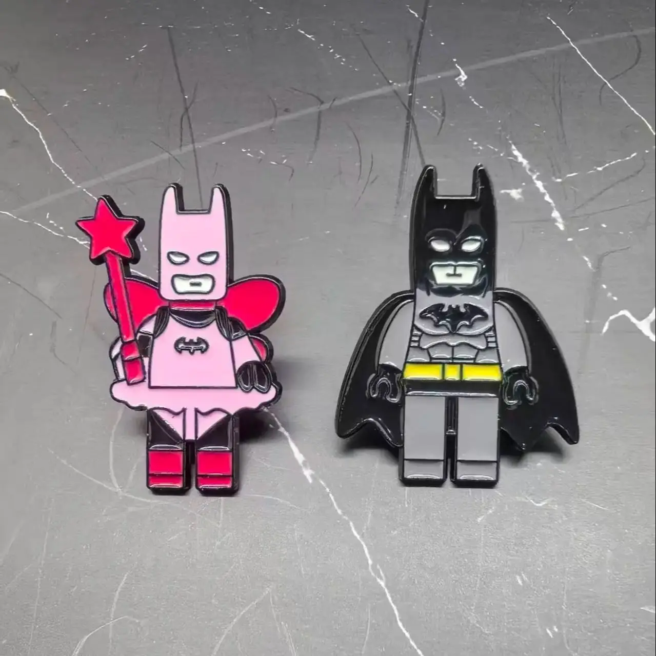 Animierte Film Emaille Pin Cartoon Rosa Schwarz Fledermaus Broschen Revers Abzeichen Paar Zubehör Geschenke 2 Stücke