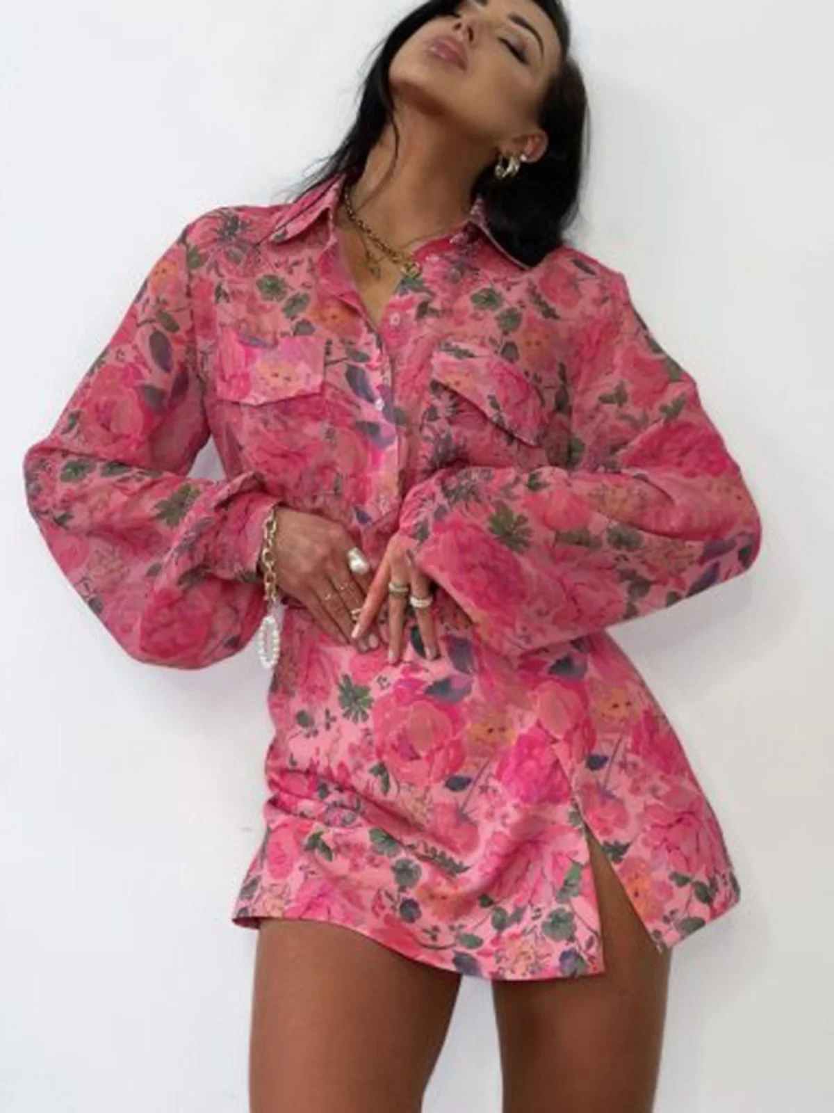 طقم نسائي مكون من قميص مطبوع وتنورة قصيرة، بأكمام طويلة وياقة مقلوبة وحافة غير متماثلة، تصميم عصري أنيق