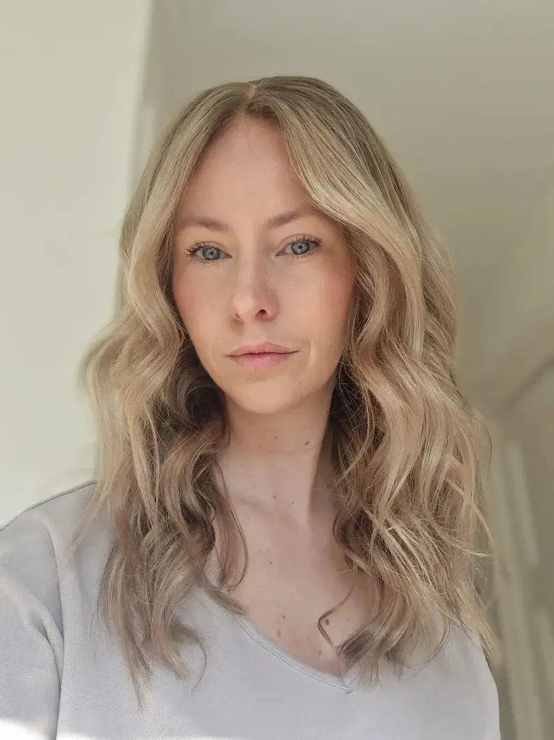 Wig Wanita Highlight Ombre Pirang Muda Berkualitas Tinggi Wig Sintetis Lace Front Wig Wanita Model Body Wave Wig Belahan Rambut Bebas Belahan Tengah