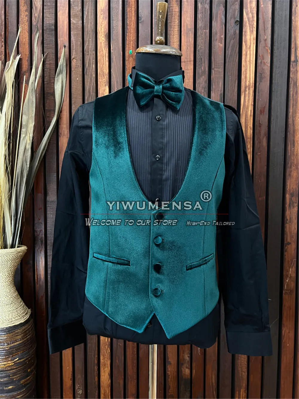 Mens White Suits With Green Velvet Lapel Slim Fit 3 Piece Groom Wedding Tuxedo Tailored Jacquard Business Party Prom Blazer Sets