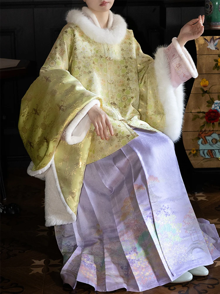 

Традиционный китайский костюм Ханьфу: бархатный халат Анг Гун Юй Цин Сюй Мин и юбка с узором «Ма Сай» от Чжан Цзюня