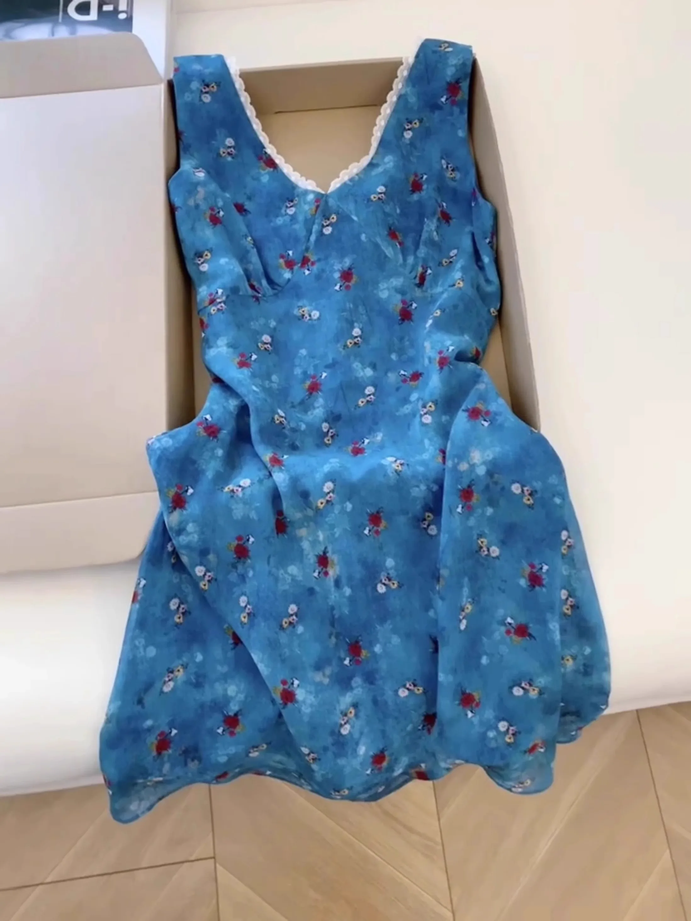 สไตล์ฝรั่งเศสสีฟ้าดอกไม้คอวีแขนกุดชุดสตรีลูกไม้เย็บปะติดปะต่ออารมณ์ A-Line ชุดเดรสวันหยุดฤดูร้อนชุดสั้น