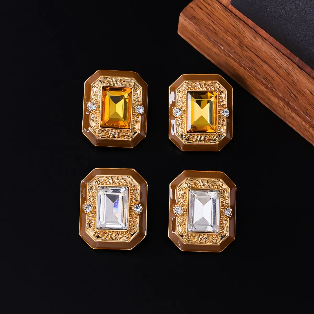 

Винтажные квадратные эмалированные серьги-гвоздики в стиле ретро, художественные милые серьги, инкрустированные бриллиантами