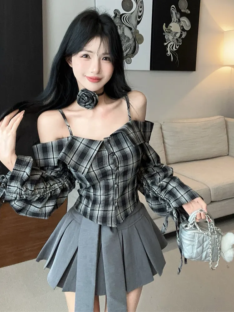 

Корейский стиль: женский комплект из двух предметов — рубашка с открытыми плечами, контрастной клеткой и длинными рукавами, а также плиссированная короткая юбка.