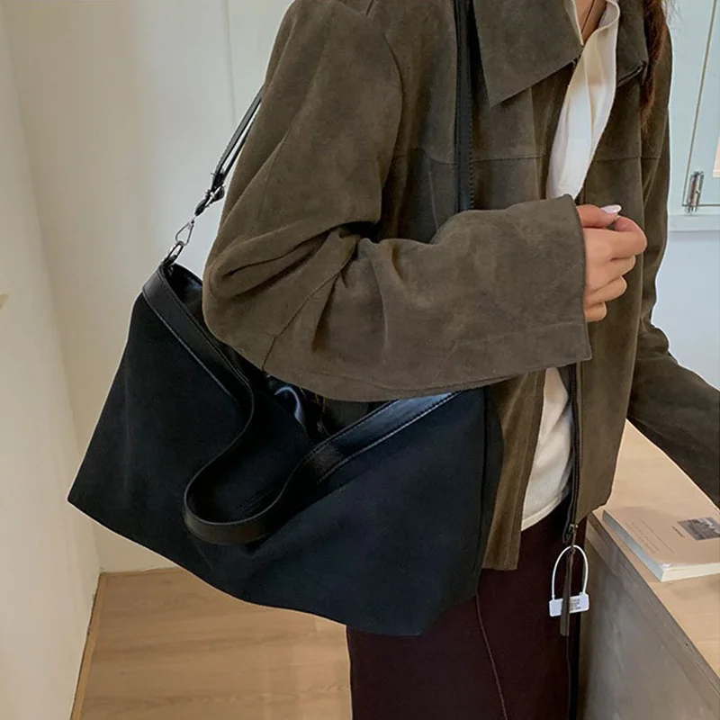 Große Umhängetasche mit Struktur, mattiertem Finish und Reißverschluss, Schultertasche, einfarbig, weiches, mattes Wildleder, Boston-Tasche, schlichter Stil. – Detail 14