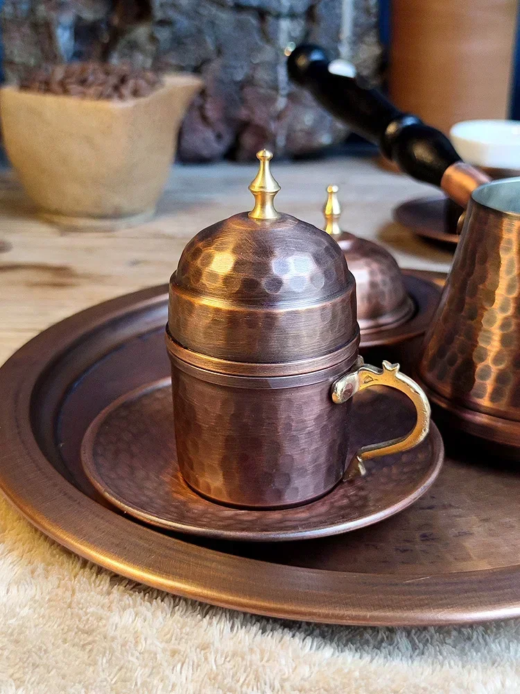 Dobry miedziany kubek do kawy importowany z Turcji, ekskluzywny ręcznie robiony zestaw w stylu europejskim dworskim, wzór młotkowany, designerski model.