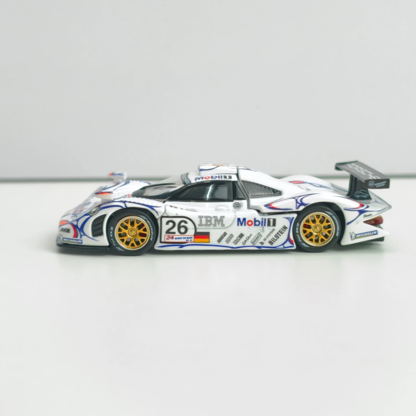 1: 64 simulation Porsche 911 GT1 LM 1998 alloy car model, engine hood and rear cover can be removed rich in details