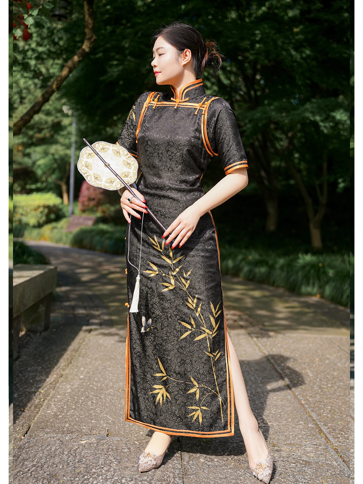 

Шелковое платье с ручной росписью бамбуковым узором, золотой вышивкой и воротником с цветочными пуговицами ручной работы, традиционное китайское женское платье