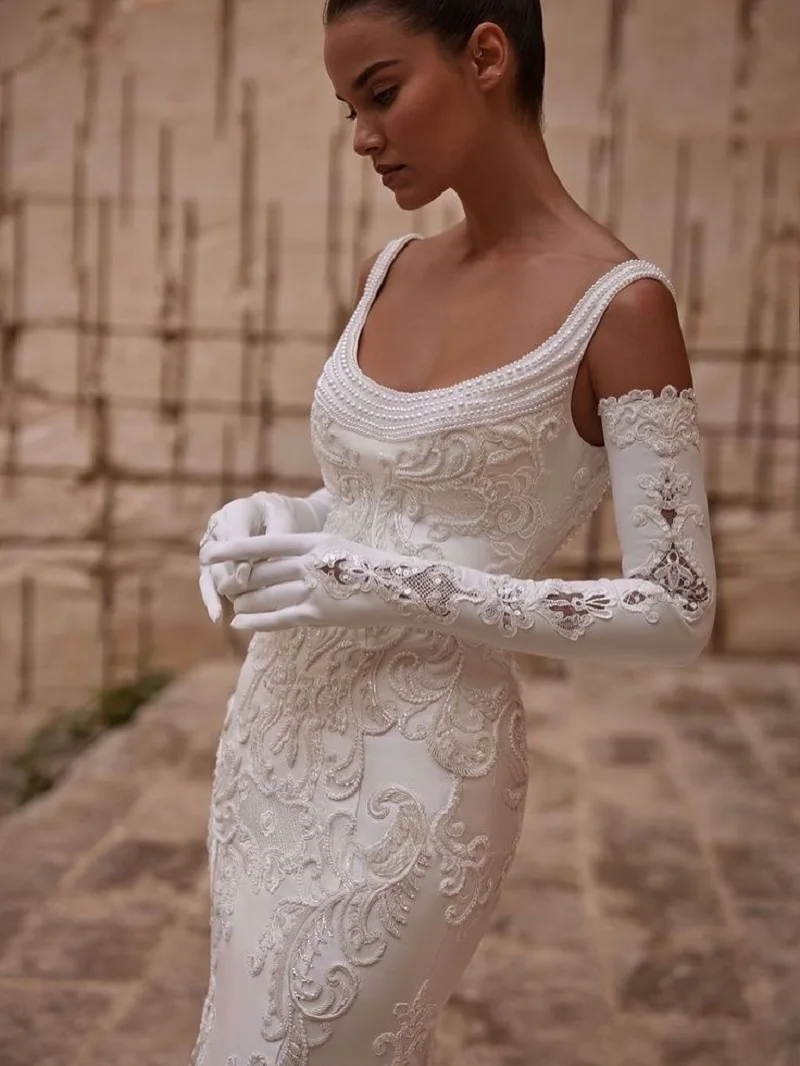 Abiti da sposa eleganti a sirena per le donne Abito senza maniche con scollo rotondo Applicazioni di perle Abito personalizzato con strascico senza schienale