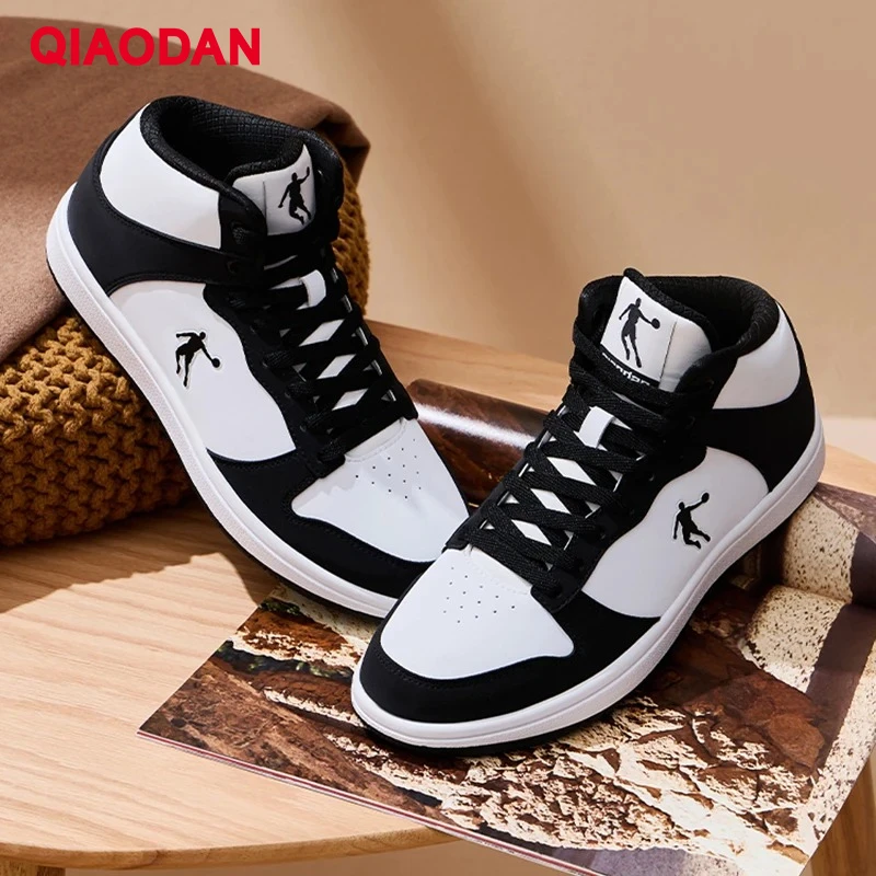 

QIAODAN модная спортивная обувь для женщин, осень 2023, новые кожаные туфли с высоким берцем, черно-белые повседневные туфли с пандой и уткой-мандаринкой XM3680338