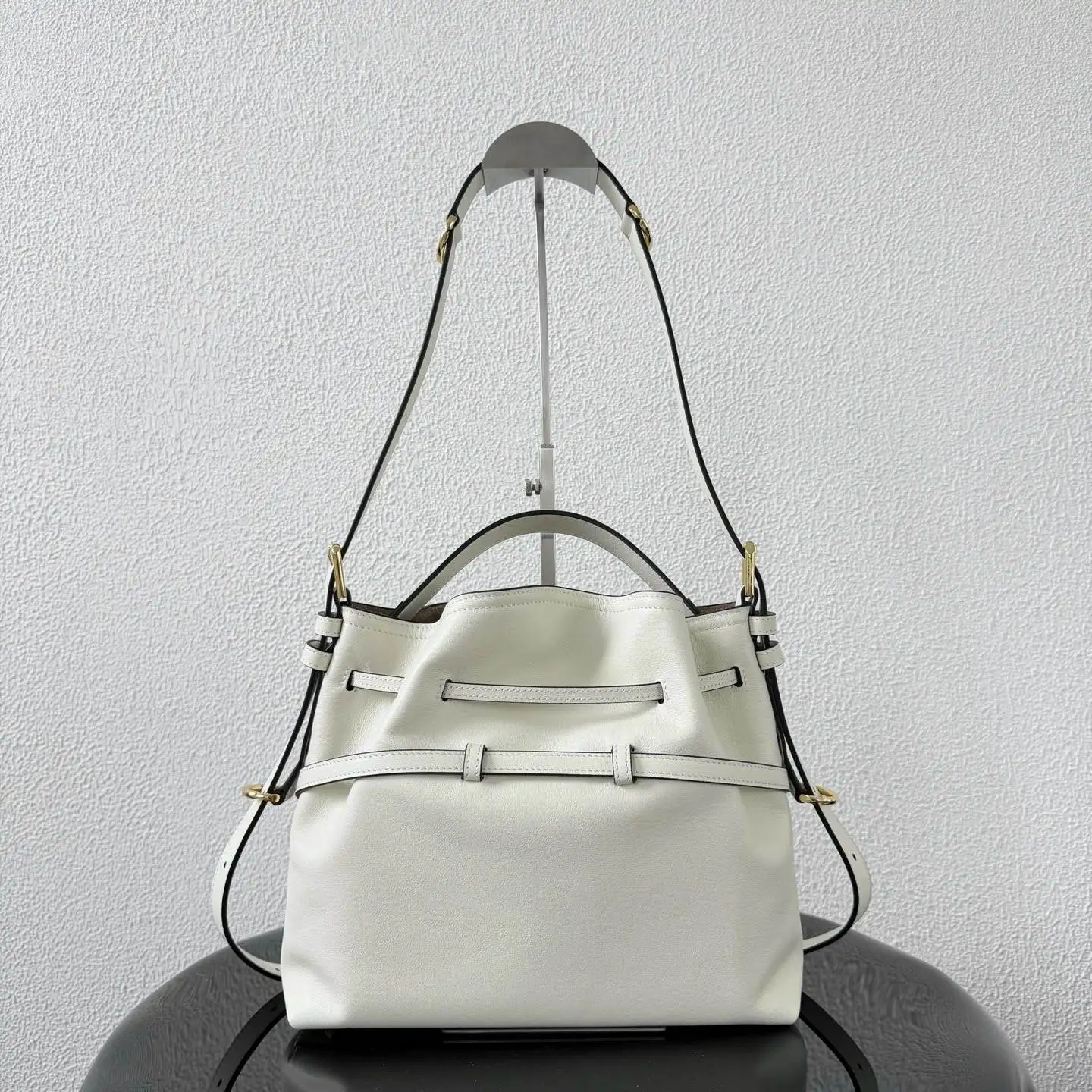 2026 Relaxed Premium Crossbody Tote Bag Single Shoulder Drawstring Motorcycle Leather Bucket Casual Versatile Commuter Bag