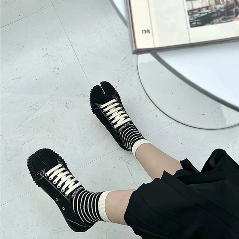 Sepatu Ujung Belah Kanvas Hel Rendah Modis 2025 Sepatu Datar Bertali Wanita Sepatu Papan Kasual dan Nyaman Sepatu Olahraga Pria