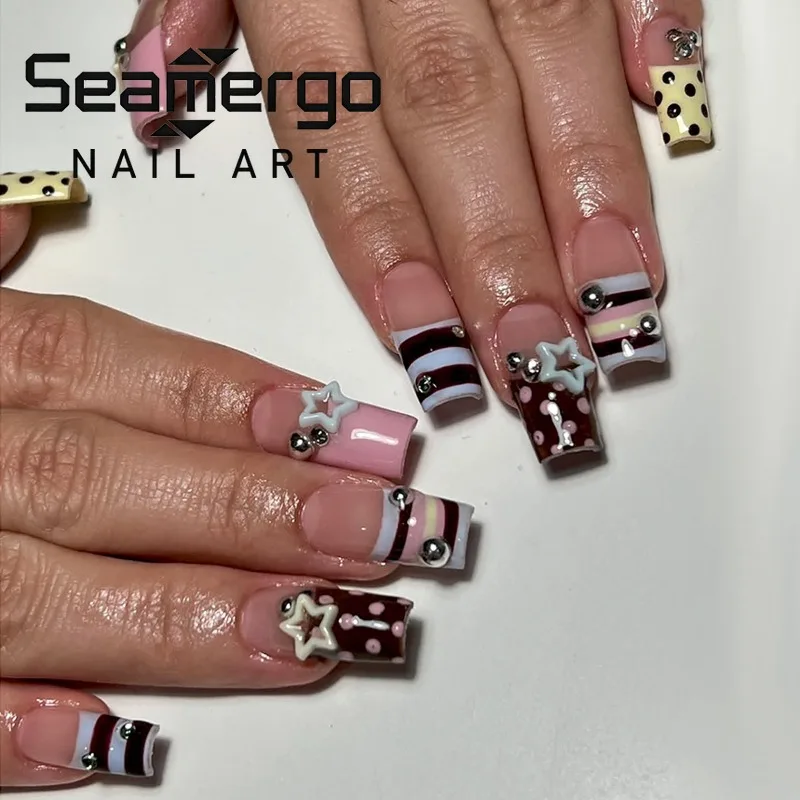 

24 шт. квадратных накладных ногтей в стиле Y2K: сине-белые полосы, желтые точки, стразы, звезды. Маникюрные накладные ногти.