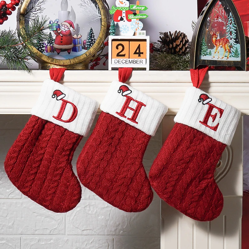 Calcetines de punto rojos del alfabeto de Navidad, adornos de árbol de Navidad, decoraciones navideñas, regalo de celebración feliz, 2024 ﻿