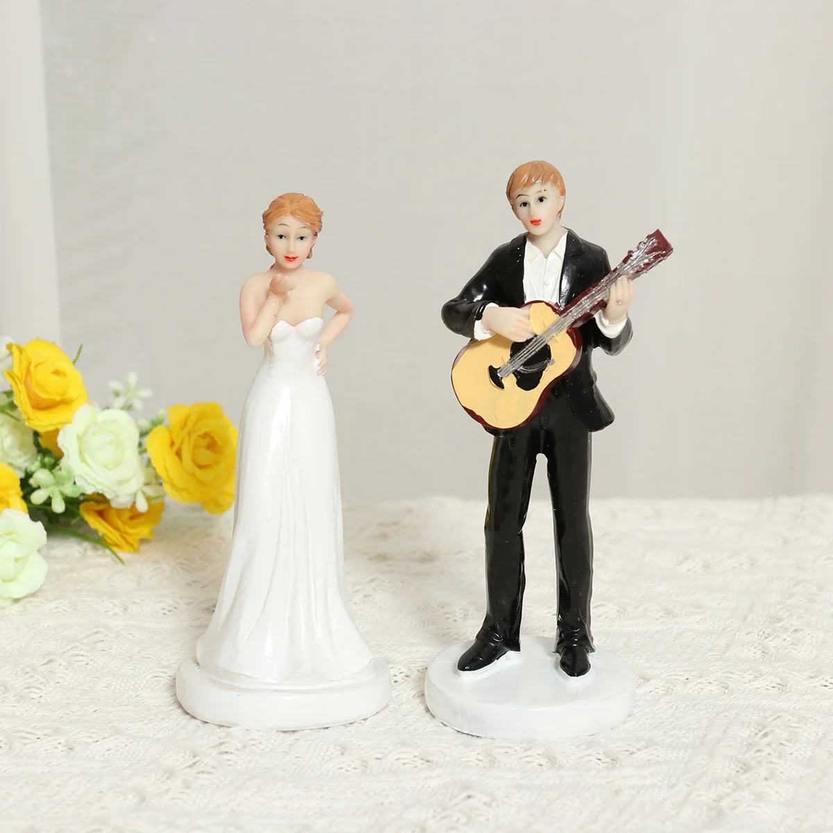 

Romantic Guitar Bride Groom Figure Resin Wedding Cake Topper Elegant Couple Decoration for Wedding Cake Display