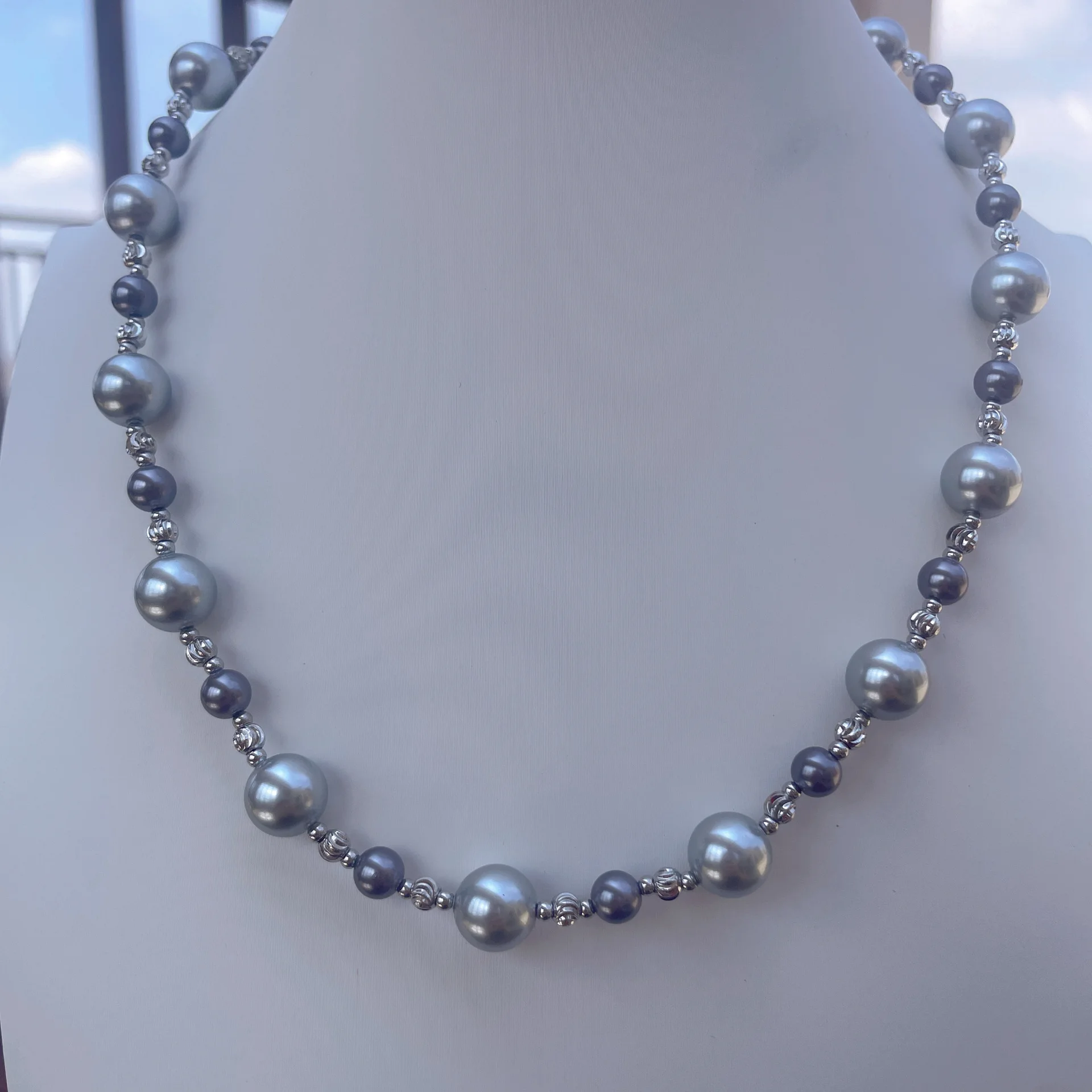 French Chic Graduated Faux Pearl Choker, 4-8mm High-Luster Simulated Pearls, Minimalist Vintage Collarbone Necklace for Her Gift