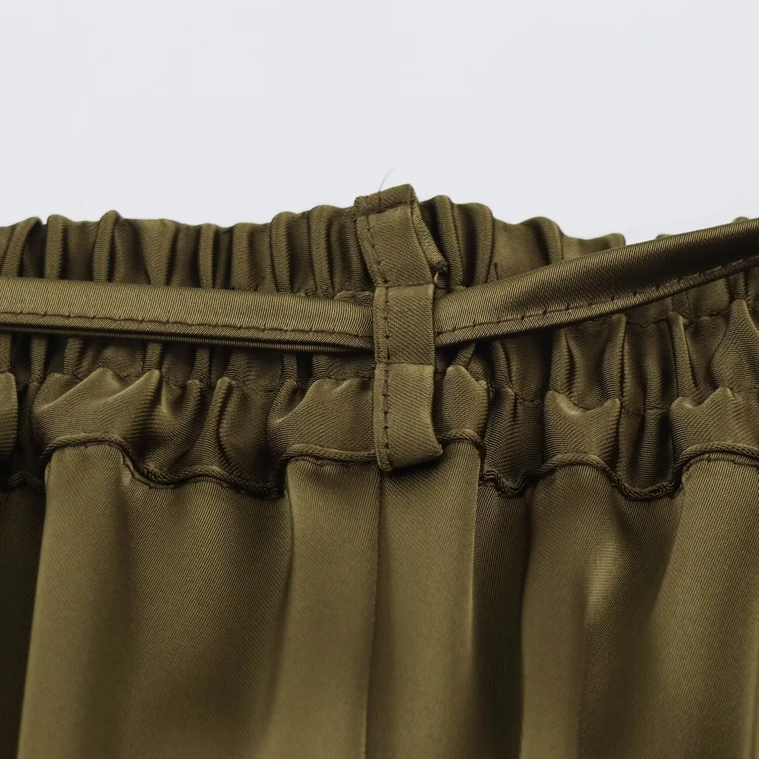 BSAY 2026 Neues Minimalistisches Satin-Zweiteiler-Set mit Drapierter Kragenpartie, Ärmellosem Oberteil mit Schulterknöpfen und Tailliertem Midi-Rock für Damen – Detail 21