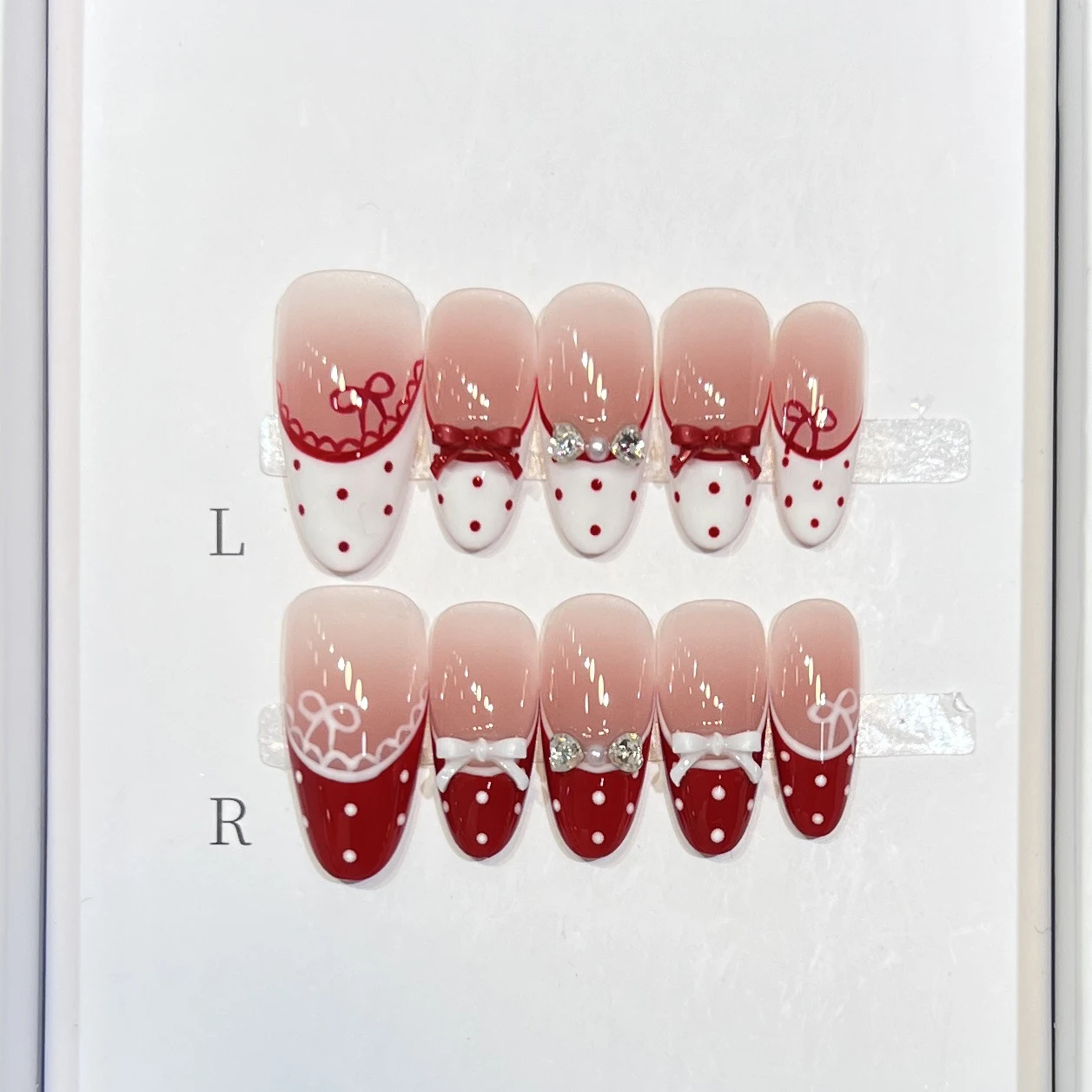

10 шт./упак. Накладные ногти с кружевными бантиками, средней овальной формы, белые с красными точками, французский дизайн, ручная работа, съемные, искусственные ногти.