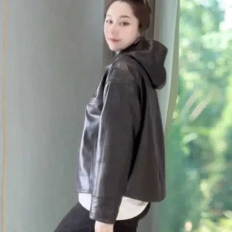 2025 Cappotto da donna in ecopelle con cappuccio Moda femminile coreana per il tempo libero Giacca in pelle PU Autunno Lady Capispalla in pelle a maniche lunghe