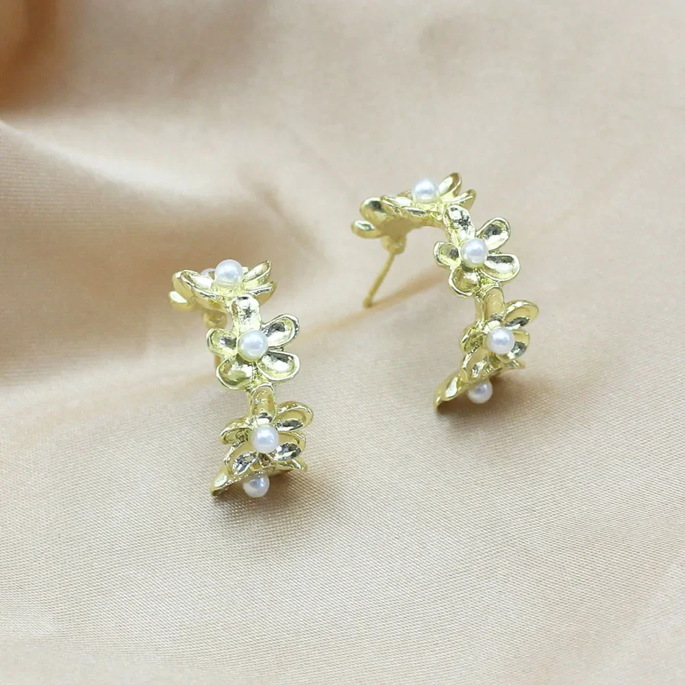 New Imitation Pearl Flower Metal C-Type Stud Earring for Women Trend Sweet Temperament Simple Geometry Jewelry Brincos Gift