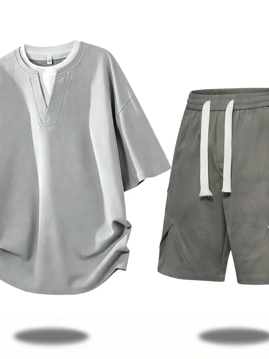 Conjunto esportivo casual masculino de verão com camiseta de gola Henley tamanho grande estilo americano e calça de cinco pon...