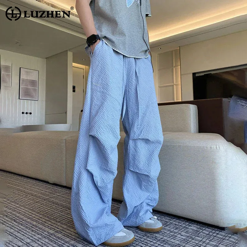 

LUZHEN мужские повседневные текстурированные плиссированные брюки 2025 года, дизайнерские прямые брюки с эластичной резинкой на талии, однотонные широкие брюки высокого качества JY5568
