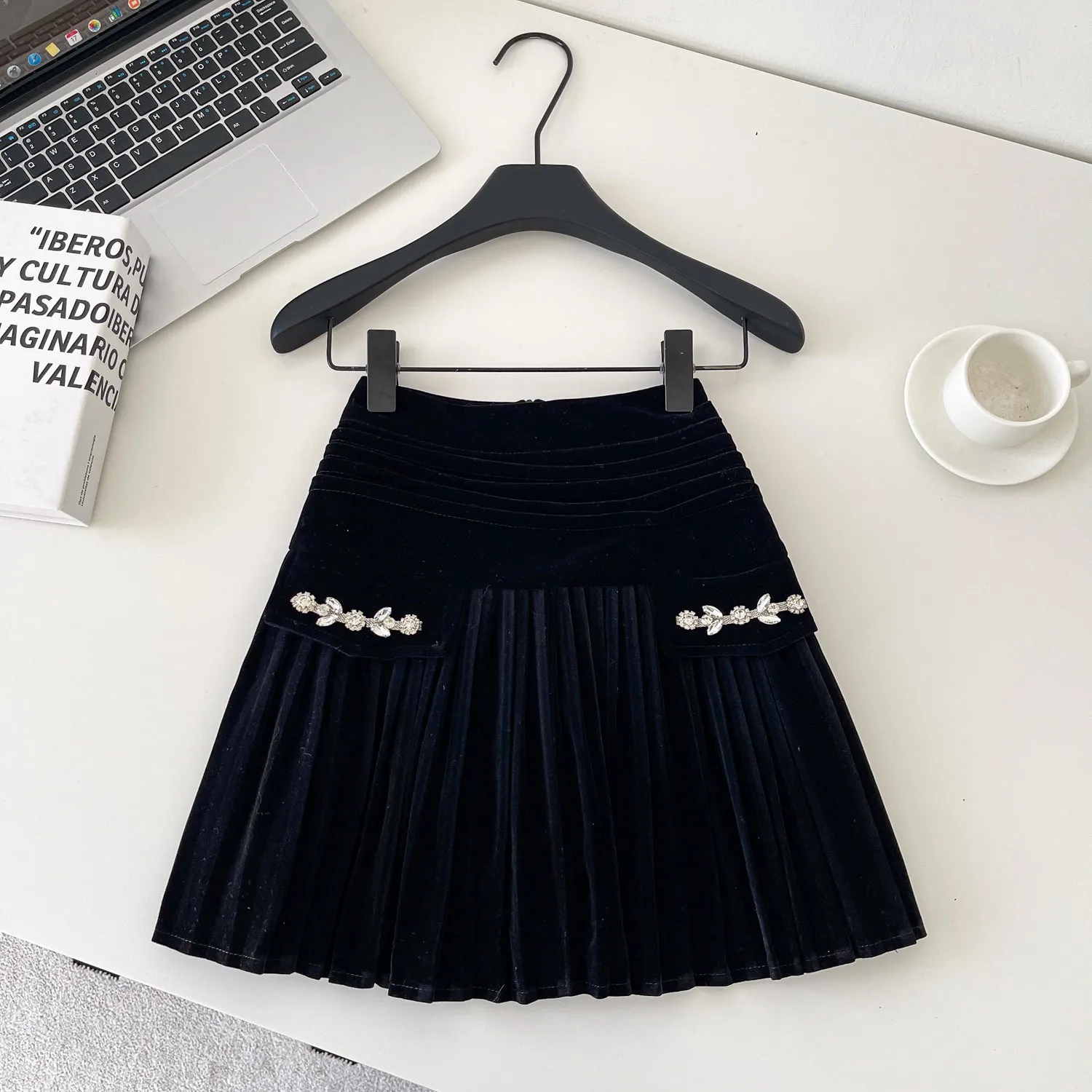 

Женская элегантная черная велюровая юбка Clothland с бисером и стразами, на молнии, с шортами внутри, мини-юбка BA385