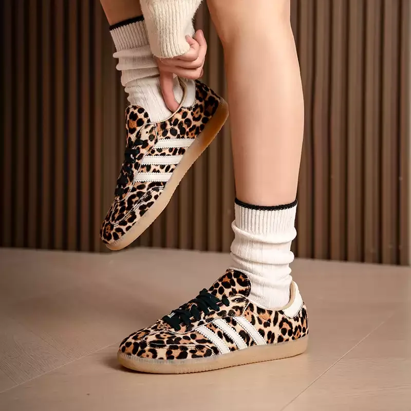 

Женские кроссовки Adidas 2026: Новинка весенней коллекции, низкие повседневные кеды с классическим леопардовым принтом, модель KI6674