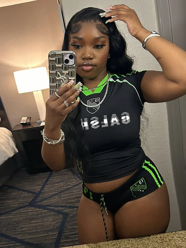 

Whatiwear спортивный костюм с буквенным принтом, комплект из 2 предметов, женские повседневные укороченные топы с v-образным вырезом + узкие шорты, уличная повседневная простая модная одежда