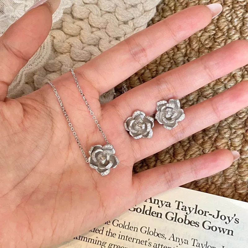 Stainless steel three-dimensional flower earrings, pendant necklace. Water-resistant. 18K gold-plated. Fashionable high-quality